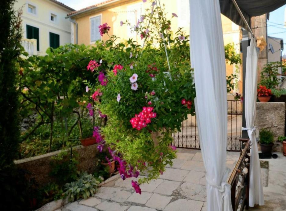 Apartment Lorna&Igor Zuvic Omišalj Exterior foto